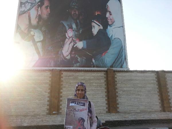 صاحبة أشهر صورة مع الجيش:إذا كان مرسي أخطا فالسيسي أجرم