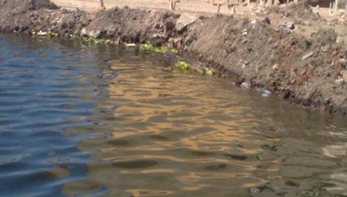 بقعة زيت في أسيوط تغلق 9 محطات للمياه وتثير الذعر بين الأهالي