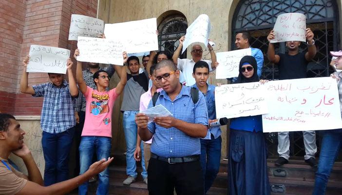 طلاب الثانوية يتظاهرون للمطالبة بفتح باب التحويل