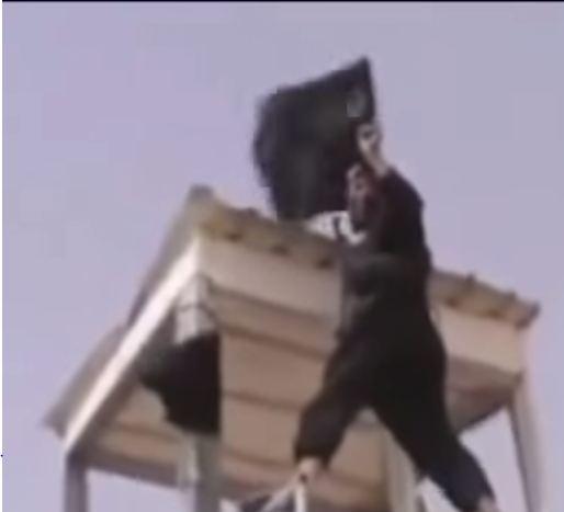 فيديو | “داعش” تزيل راية توحيد معارضيها