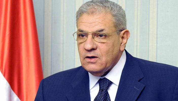 رواد “الفيس بوك” يسخرون من تصريحات محلب حول “رضا الله عنه”