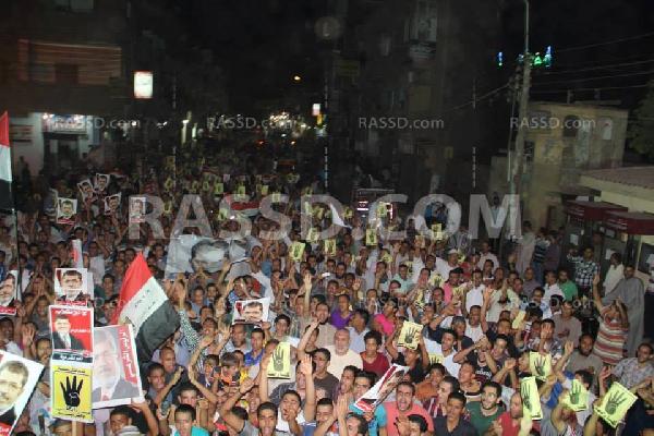 الآلاف في مسيرة لكسر “الحظر” بطهطا