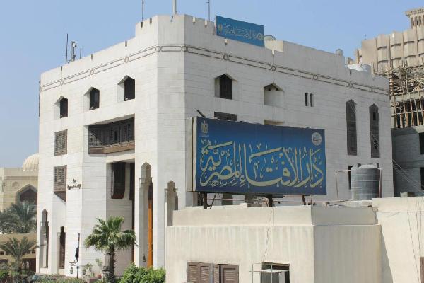 نشطاء لدار الإفتاء: هل “الشات” حرام والقتل والاغتصاب حلال؟