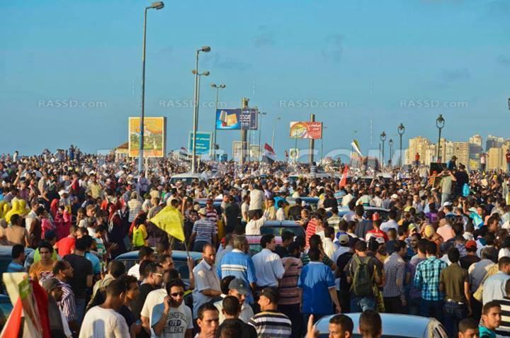 فيديو…متظاهرو الإسكندرية “مش حنسيب حق الشهدا”