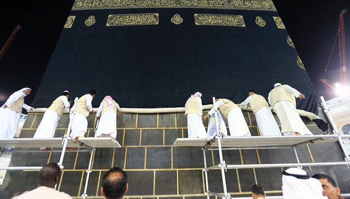 بالصور.. رفع الجزء السفلي من كسوة الكعبة احترازيًا مع بدء توافد الحجاج