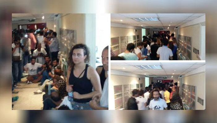 بالفيديو.. لبنانيون يقتحمون مبنى وزارة البيئة على خلفية أزمة النفايات