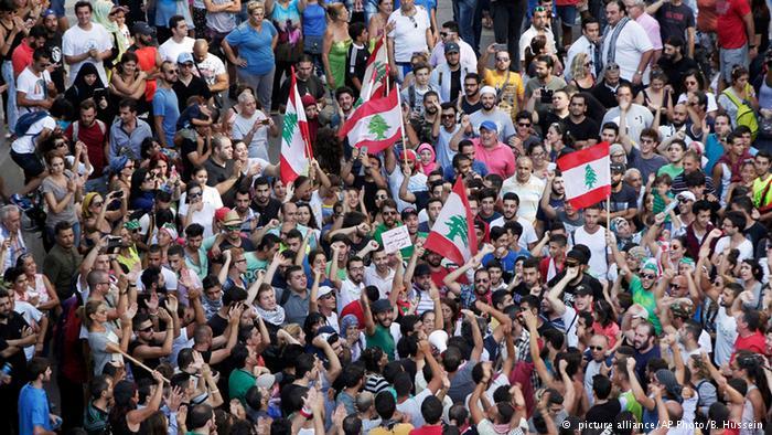 قوات الأمن اللبنانية تقتحم وزارة البيئة لإخلاء المبنى من المتظاهرين