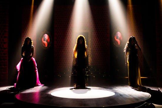 “الراقصة”.. أمل الانقلاب في إعادة السياحة