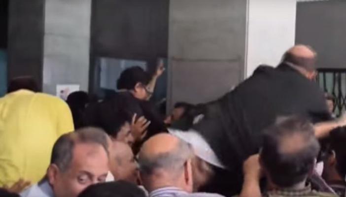 بالفيديو.. “خلع بنطلون” مرشح للانتخابات أثناء تقديم أوراقه بالدقهلية