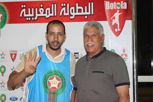 مغربي يحرج “شحاتة” ويرفع “رابعة” بصورة تذكارية