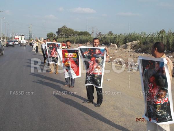 سلسلة بشرية على الطريق السريع بكفرالزيات لرفض الانقلاب