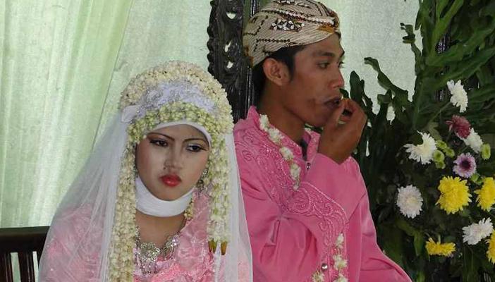 مقاطعة إندونيسية تقرر تزويج أي شاب وفتاة يتم ضبطهما في خلوة