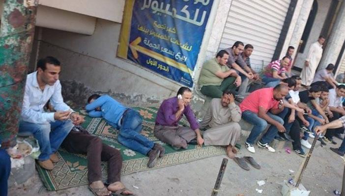 مرشحو البرلمان يفترشون الأرض أمام محكمة بنها والكرسي بـ5 جنيهات