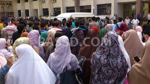 وقفة لطب الإسكندرية بالتزامن مع زيارة حسام عيسي