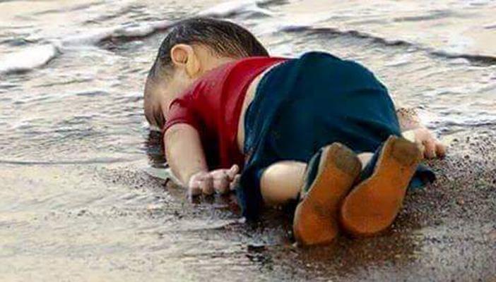 أطفال سوريا.. الهرب من الموت بالبراميل المتفجرة للموت غرقا