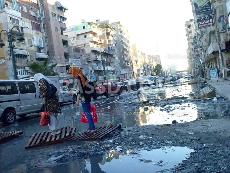 صور | شوارع الإسكندرية تهدد بالتهام المواطنين