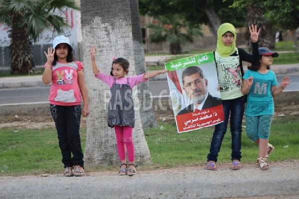 سلسلة بشرية ببرج العرب رفضًا للانقلاب العسكرى