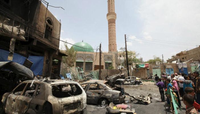 قتلى وجرحى بتفجير انتحاري قرب مسجد في صنعاء.. و”الدولة” يتبنى