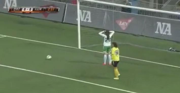 بالفيديو.. لاعبة تسجل هدفا بالخطأ في مرماها بطريقة غريبة