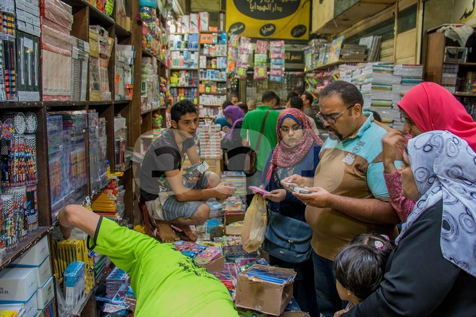 بالصور.. أسعار الأدوات المدرسية زادت 25% والتجار: “الأهالي معذورين”