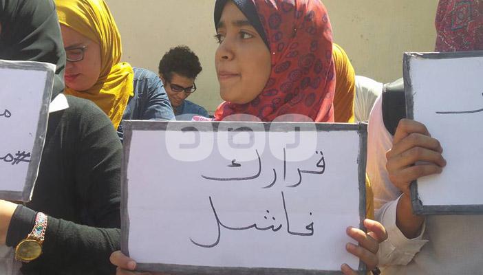 بالصور.. بلطجية يعتدون على وقفة لطلاب ثانوي تطالب بإقالة وزير التعليم