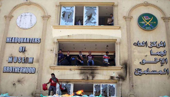 بروكنجز: حصار الإخوان يقود إلى تطرفهم وتمكين الجهاديين