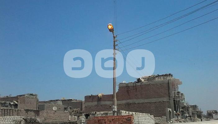 أعمدة الشوارع مُنارة نهارا رغم أزمة الكهرباء بالفيوم