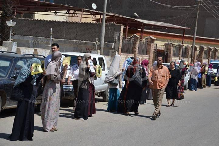 وقفة لبنات ضد الانقلاب أمام مجمع مصالح أسيوط