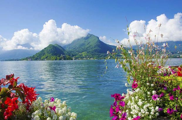 بالصور.. أجمل بحيرات العالم