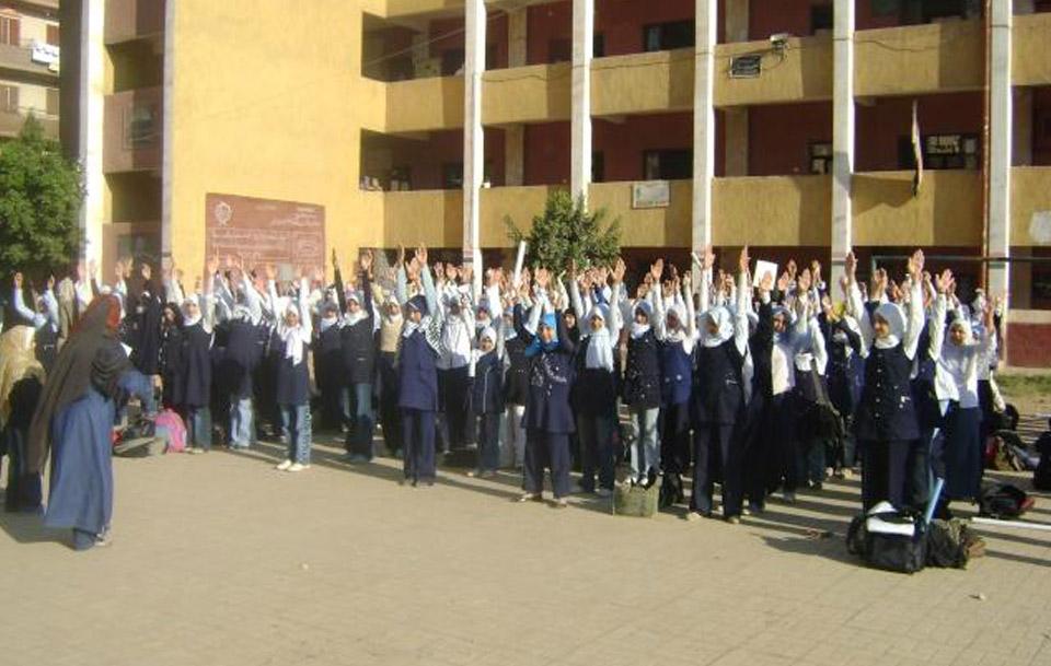 مدارس مصرية تمنح أبناء الضباط والقضاة خصم 10% من المصروفات