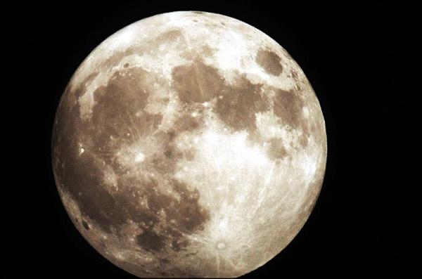 الفلك: “القمر العملاق” في سماء مصر الثلاثاء القادم