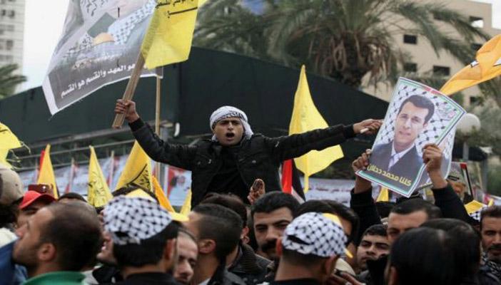 4 إصابات في اشتباكات بين مؤيدي عباس ودحلان بـ”غزة”