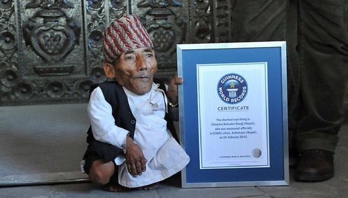 بالصور.. رحيل أقصر رجل في العالم عن 75 عامًا