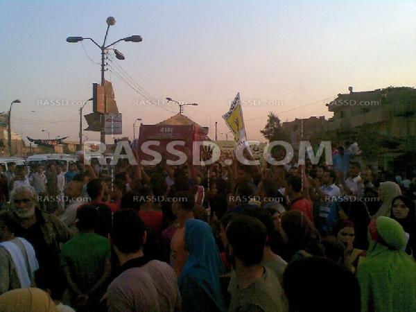 مدرعة جيش تفرق سلسلة بشرية رافضة للانقلاب ببني سويف