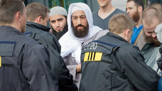 سلفيون ينظّمون “شرطة الشريعة” في مدينة ألمانية