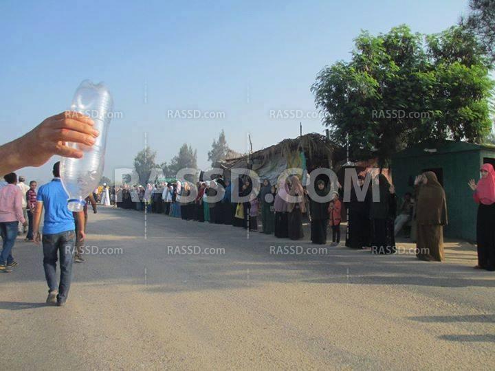 سلاسل بشرية بالحسينيية تنديدًا بغلاء الأسعار