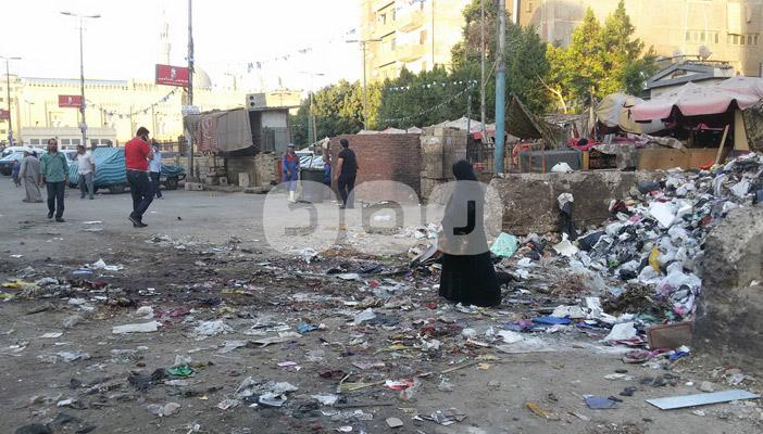 أكوام القمامة تغزو منطقة “أثرية” وسط القاهرة وتطرد السياح