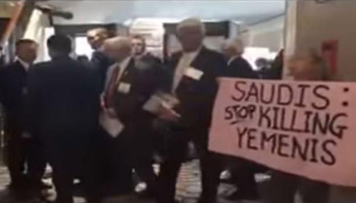 بالفيديو.. “أميركية” تقتحم مقر إقامة ملك السعودية وتصفه بقاتل الأطفال