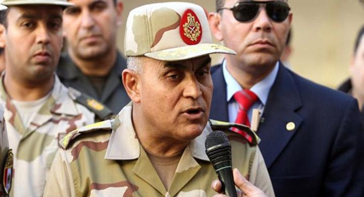 صدقي صبحي يُهدي “مسدسين مُذهبين” للأميرين فيصل آل سعود ومحمد بن زايد