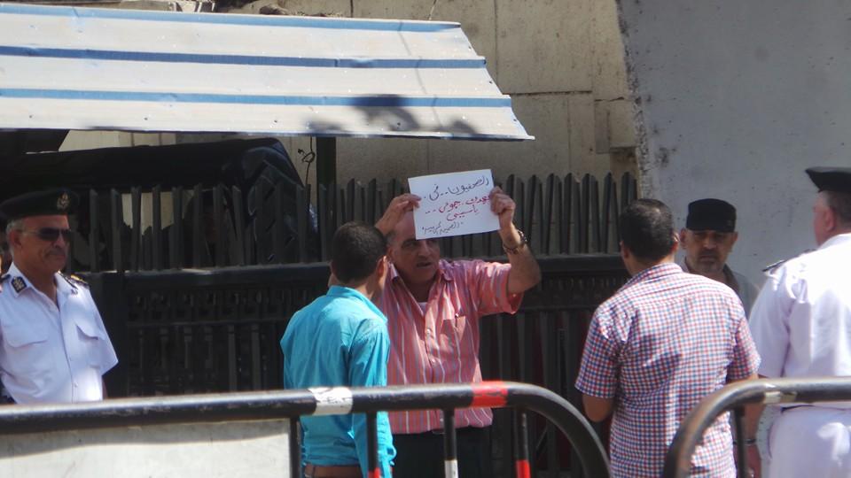 بالصور.. وقفة احتجاجية لرؤساء ومديرى الصحف الحزبية أمام مجلس الوزراء