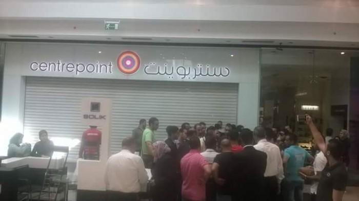 بالصور.. طرد عمال فروع “سنتر بوينت” و”ماكس” بالإسكندرية بسبب الدولار