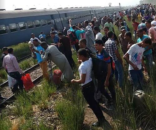 بالصور.. تفاصيل حادث خروج قطار عن القضبان بمركز العياط