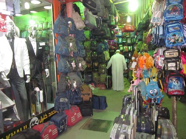 الأزمات تخيم على استعداد الأهالي لبدء العام الدراسي