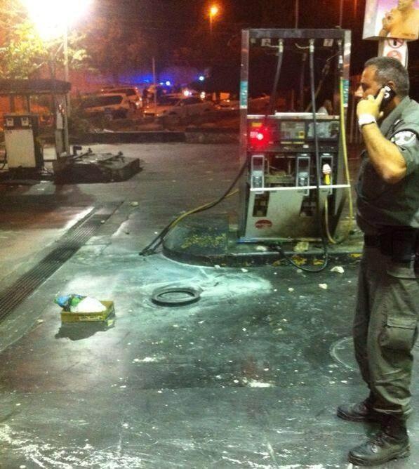 صور | فلسطينيون يحطمون محطة بنزين للاحتلال