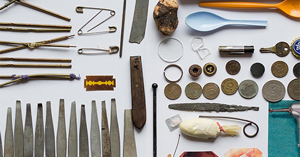 سجين يبتلع أجزاء من ملاعق وشفرات ونقود حتى ينعم ببعض الحرية