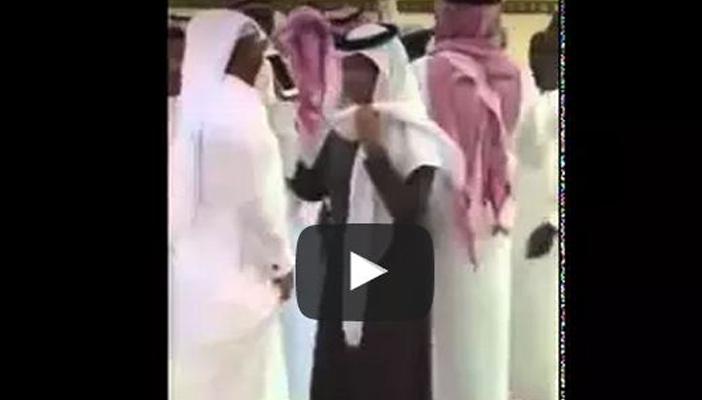 بالفيديو.. فتاة خليجية تتنكر في زي الرجال لتشاركهم الرقص