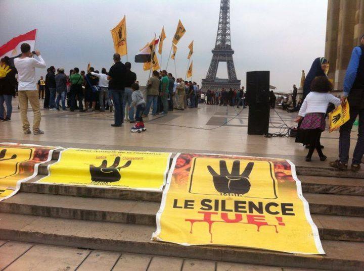 وقفة للمصريين بباريس تنديدا بالانقلاب