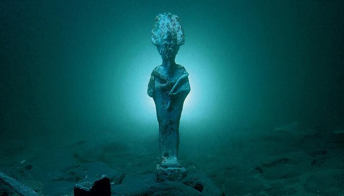 الرئيس الفرنسي يفتتح معرضًا عن أسرار مصر الغارقة