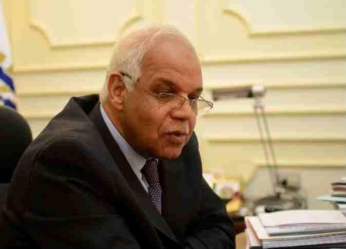 تدافع الباعة الجائلين بـ”الترجمان”على محافظ القاهرة لعرض مشاكلهم