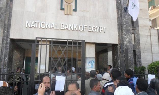 ارتباك بين عملاء البنوك بعد توسع حكومة الانقلاب في الاقتراض